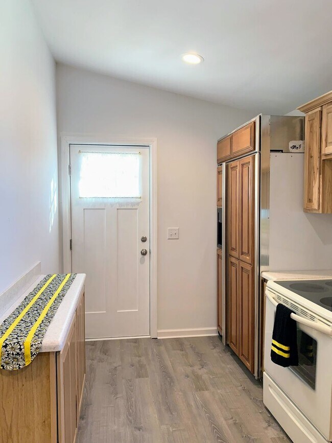 Building Photo - 2 Bed 1 Bath with Attached Garage