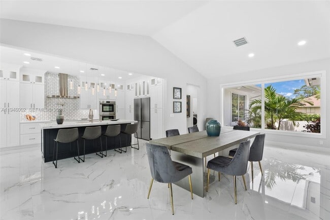 Building Photo - 17 Surrey Rd