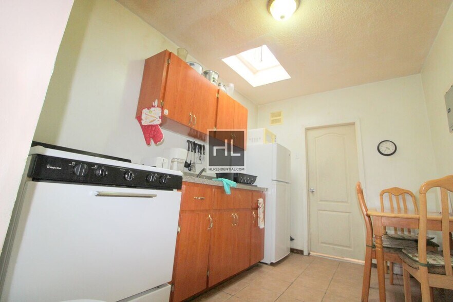 Building Photo - HART STREET