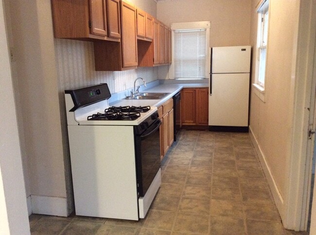 Building Photo - Roomy 2 bedroom 1 bath home