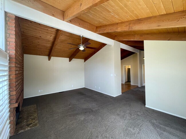 Building Photo - Beautiful 4B/2.5BA House in Oceanside w/ Attached Garage & W/D!