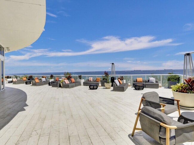 Building Photo - 3101 Bayshore Dr