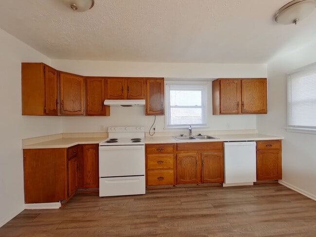 Building Photo - 3 Bedroom Home