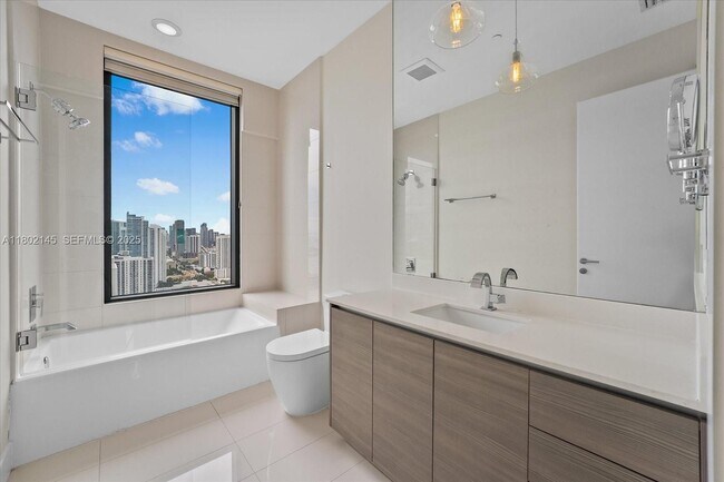 Building Photo - 460 NE 28th St