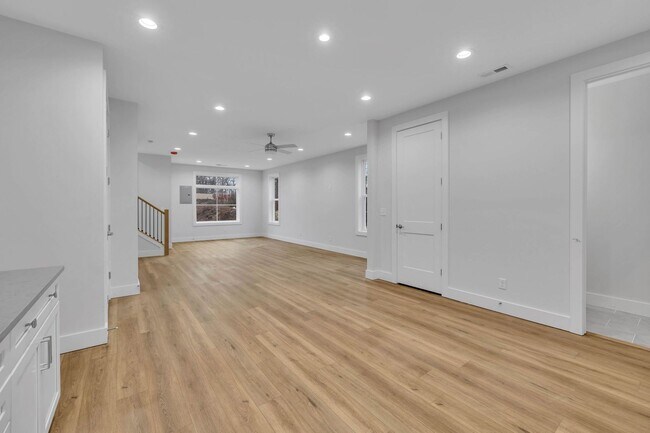 Building Photo - 425A Veritas St.