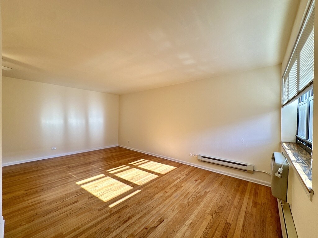 Building Photo - 665 W Wrightwood Ave