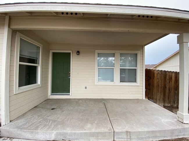 Building Photo - Charming 3 Bedroom