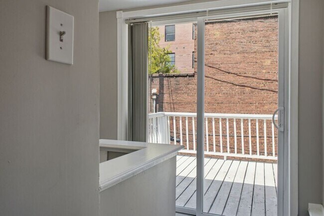 Building Photo - 420-A S Regester St