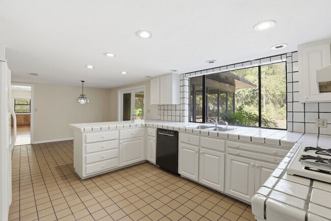 Building Photo - 4 Bedroom, 3 Bath House on 1 Acre in Fox Grove