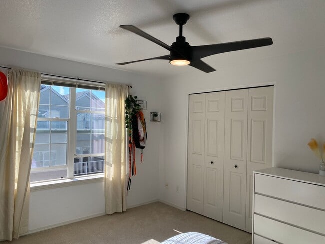 Building Photo - Location Location Location ~2 Bedroom 2.5 ...