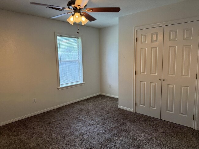 Building Photo - 1621 Rock Hollow Loop