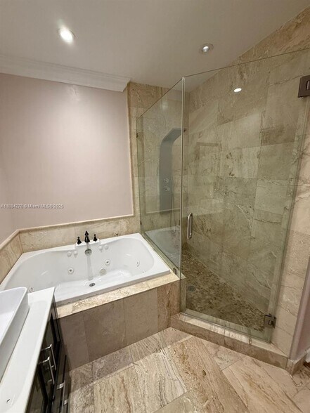 Building Photo - 5500 NW 113th Ct