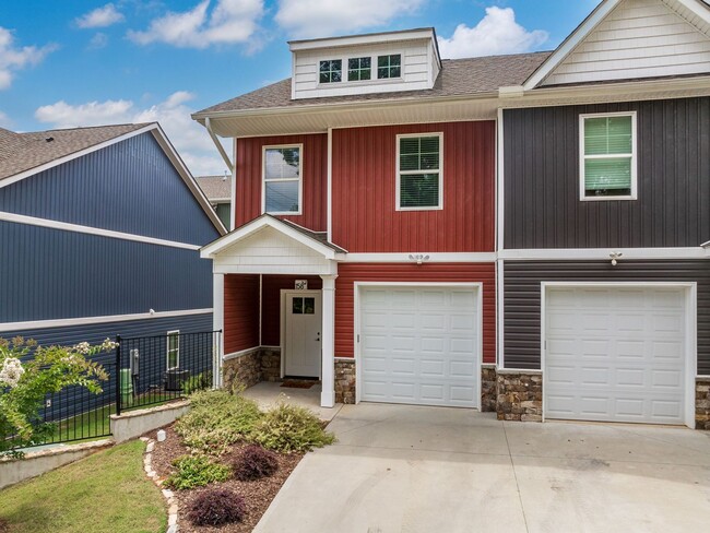 Building Photo - 3 Bed, 2.5 Bath - Lucky Penny End Unit