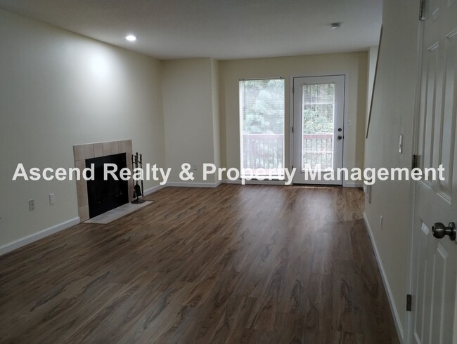 Building Photo - Beautifully Updated 2 Level Duplex with De...