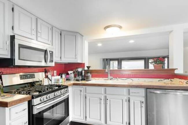 Building Photo - Capital Lakehouse