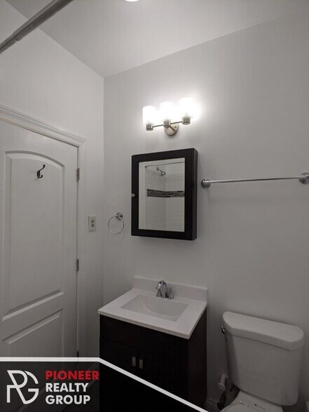 Building Photo - 3815 N Greenview Ave