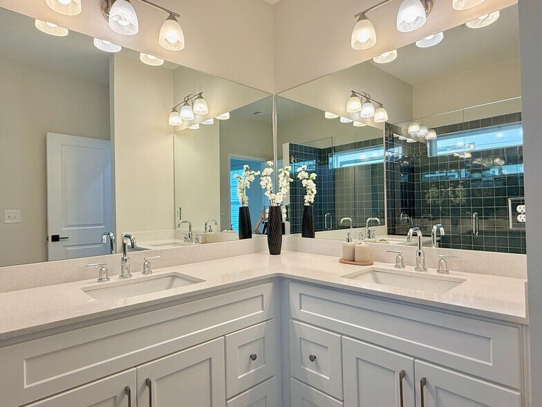 Building Photo - 2587 Ocean Dr NW