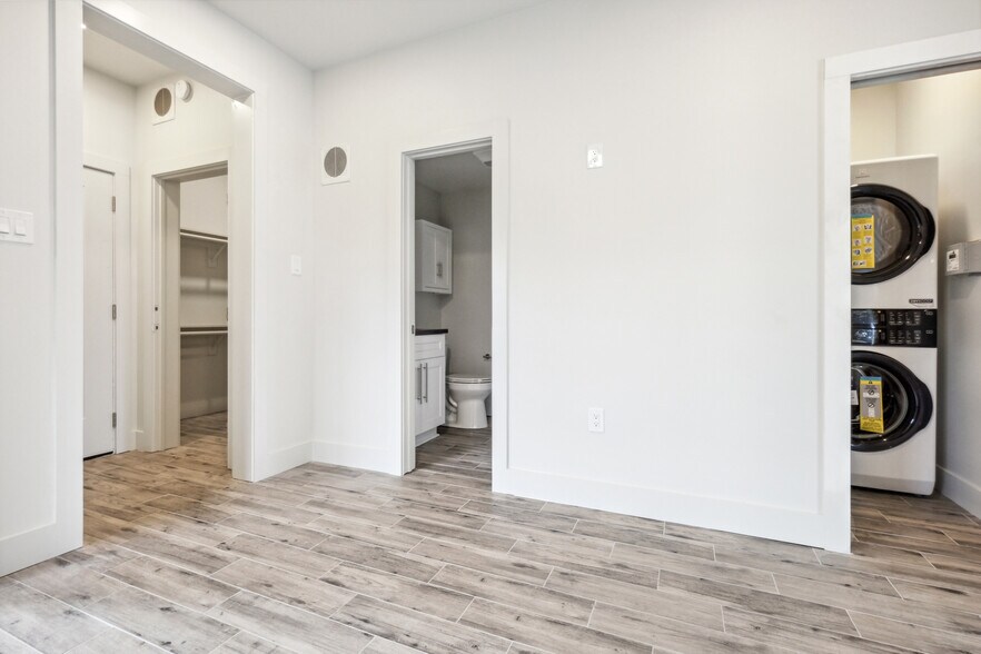 Closet/Bathroom/Laundry Room - 428 W Solidelle St