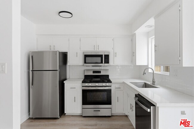 Building Photo - 825 S Detroit St