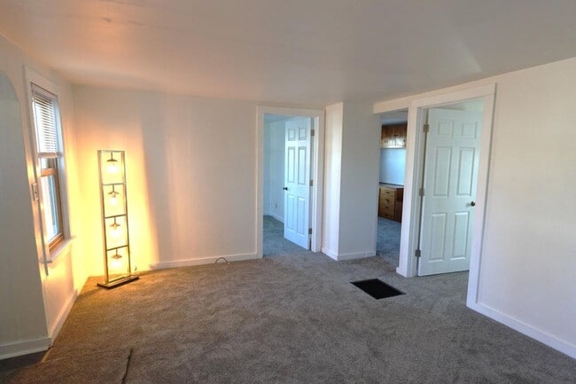 Building Photo - 3 Bed/ 1 bath house in a great location