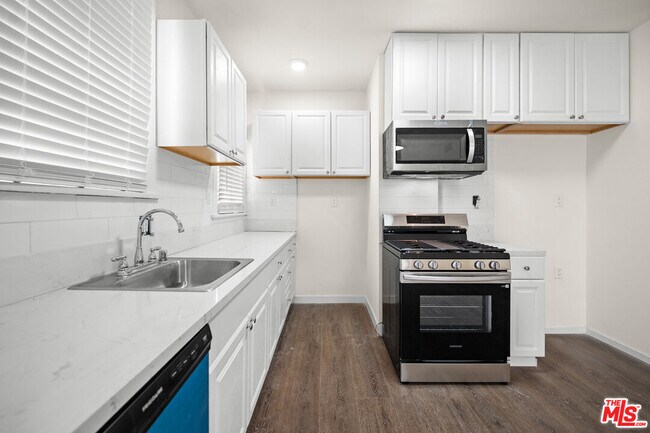 Building Photo - 926 S Mariposa Ave