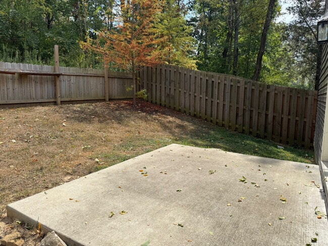 Building Photo - Amazing 3 bed 2.5 w/fenced yard. 10 min fr...