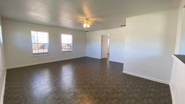 Building Photo - AVAILABLE NOW 3 BEDROOM 2 BATH HOME WITH BONUS ROOM IN RIVER OAKS