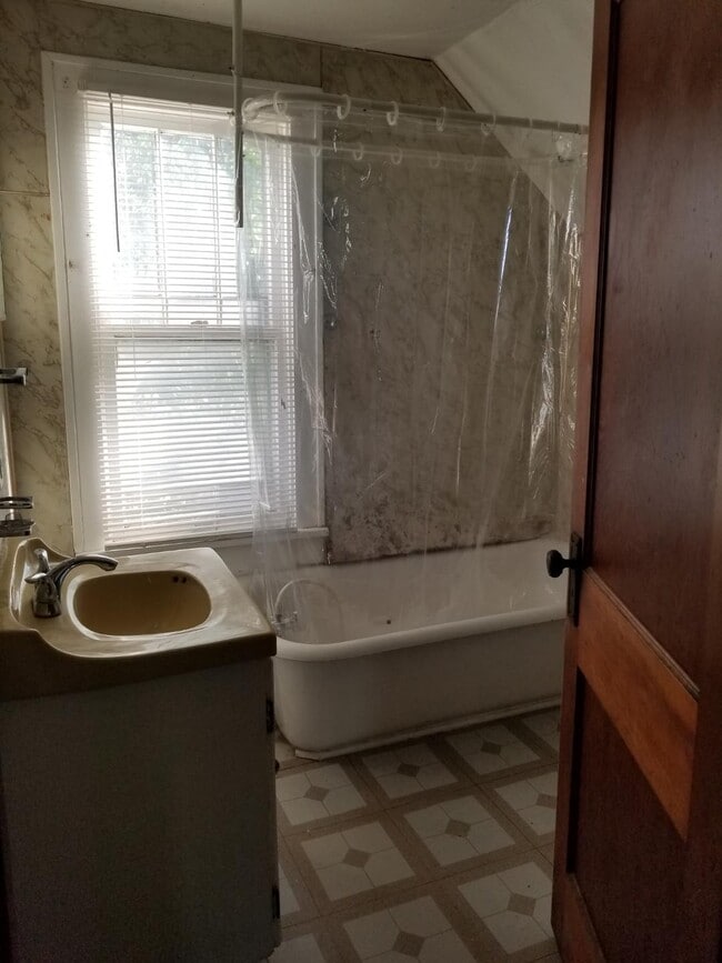 Building Photo - 119 Mohawk St