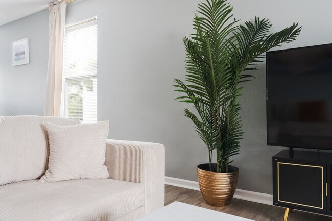 Building Photo - 2155 Shadowbrook Dr