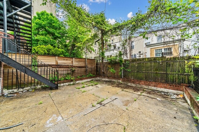 Building Photo - 2458 Lorillard Pl