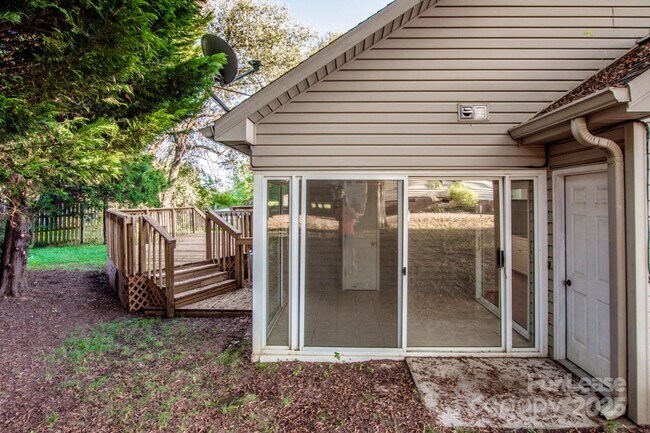Building Photo - 408 Lytton St