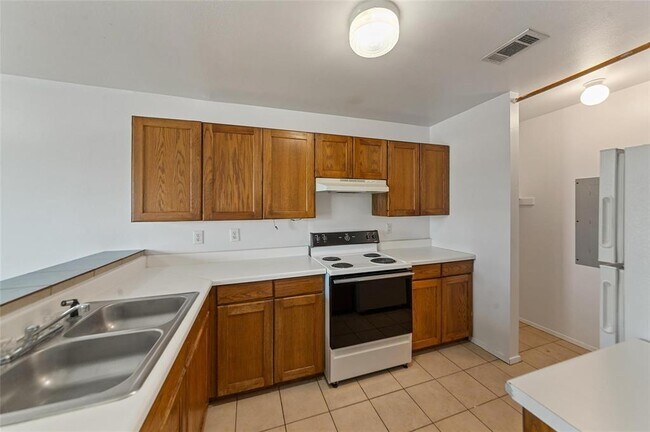 Building Photo - 5545 Brookview Ct