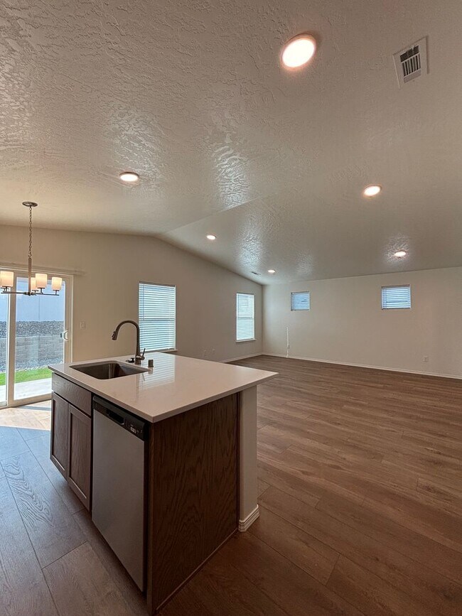 Building Photo - 3 bedroom/2.5 bathroom ready for move in
