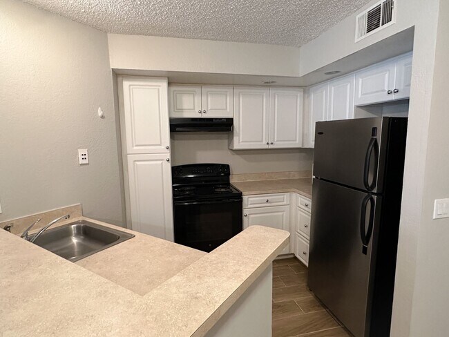 Building Photo - Venetian Place - 416
