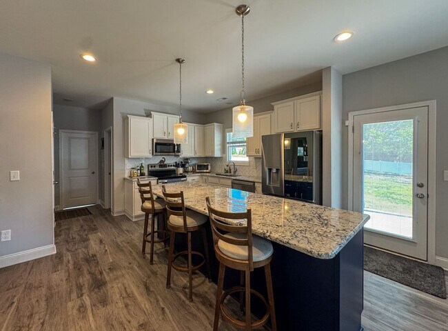Building Photo - Spacious 4 Bed 3 Bed Home in Pine Forest School District