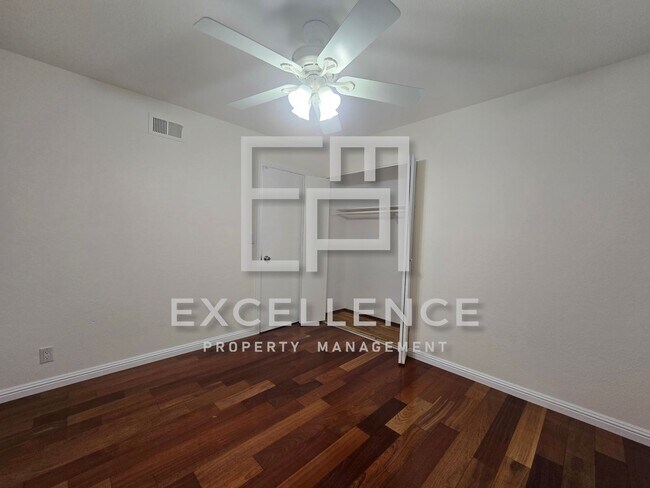 Building Photo - Spacious Fully Renovated 4/2 House with Over 2000SF and LVT Throughout