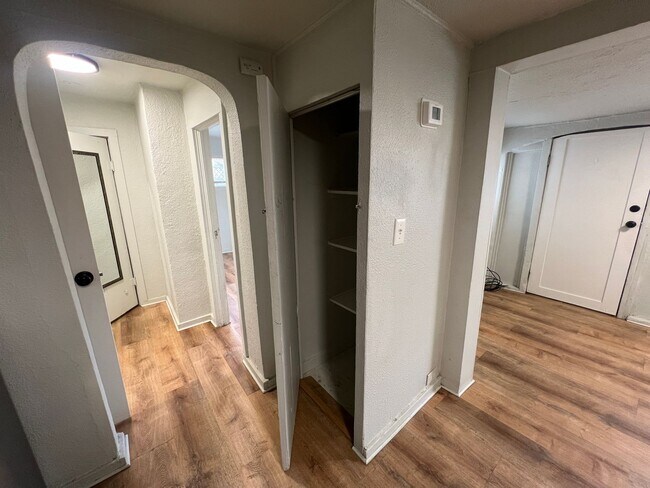 Building Photo - 2 Bed 1 Bath House in Westwood Neighborhood