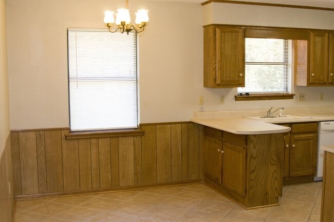 Building Photo - 111 Briarwood Ln