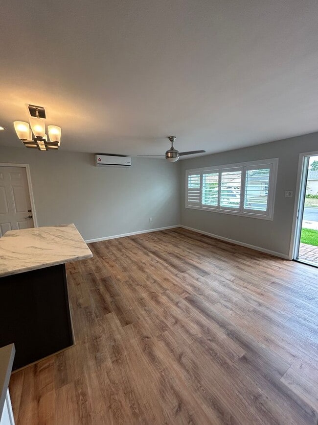 Building Photo - Beautiful 3 Bedroom/2 Bath Single Family H...