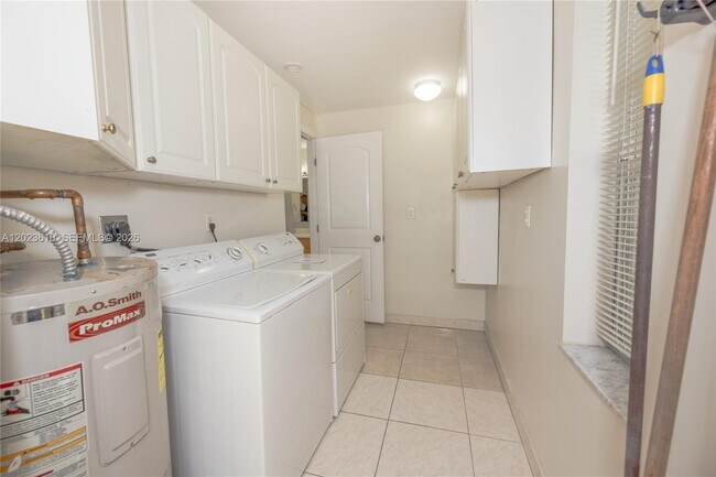 Building Photo - 540 SW 60th Ave