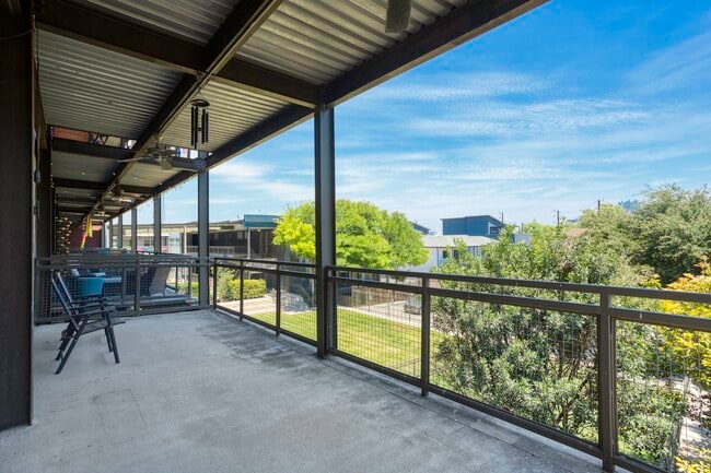 Building Photo - 831 S Flores St