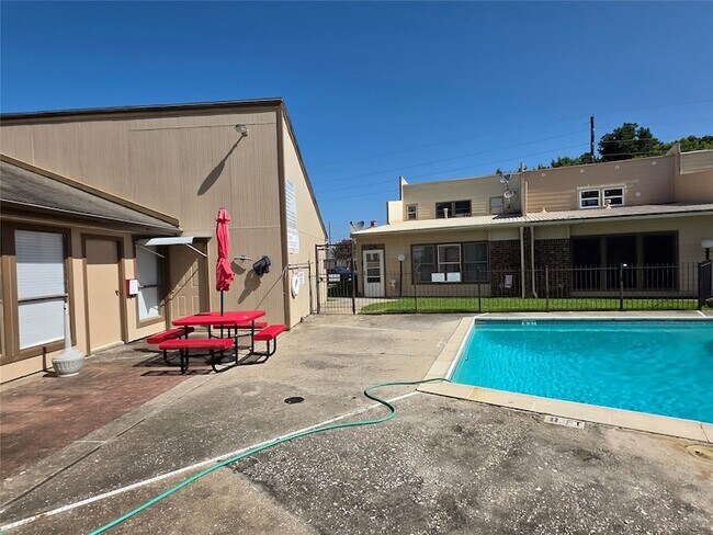 Building Photo - 1014 Graham Dr
