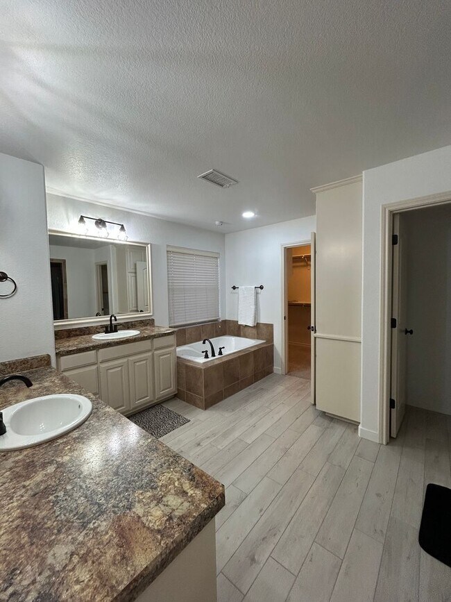 Building Photo - Beautiful Home in Northwest Midland-Los Pa...