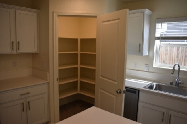 Building Photo - 624 Suzanne Dr