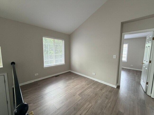 Building Photo - Beautiful and cozy home with 3 bedrooms and 2 full bathrooms and finished basement