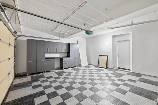 Building Photo - 19 Vinca Ct