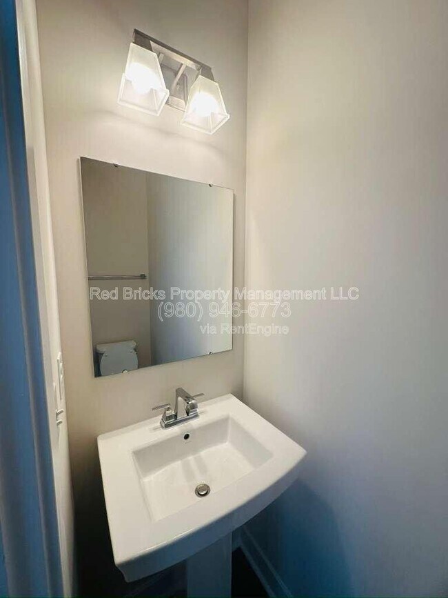 Building Photo - 9902 Oaklawn Blvd NW