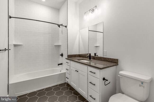 Building Photo - 2214 N Front St