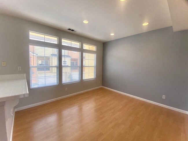 Building Photo - 2-Bedroom + Loft Condo for rent! Downtown ...