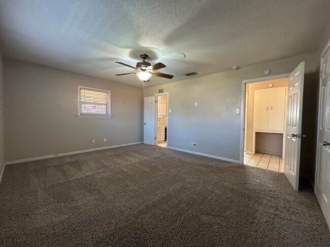 Building Photo - Located Near Park, Fast Food & Close Acces...